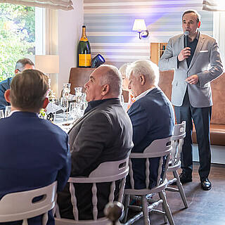 Ulrich Sautter hält eine Rede im Restaurant Villagio in Konstanz