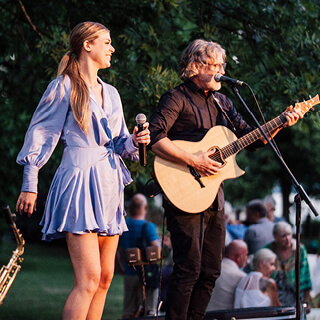 Jennifer Braun mit ihrer Band auf der Open-Air Bühne