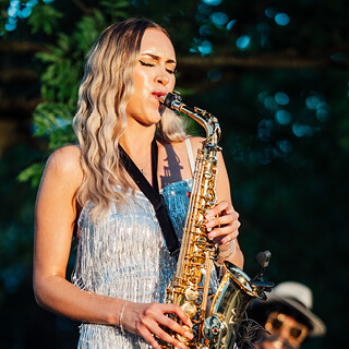 Die Saxophonistin Jessica Sax auf dem Event Tropicana am Bodensee